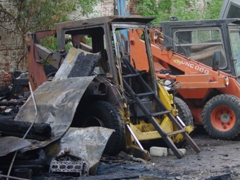 Утром в Саратове сгорела шиномонтажка