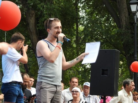 Избитый «плазовскими» АУЕ блогер прочитал рэп на митинге Навального