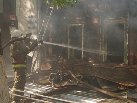 Полтора десятка балаковских пожарных тушили ночью дачу