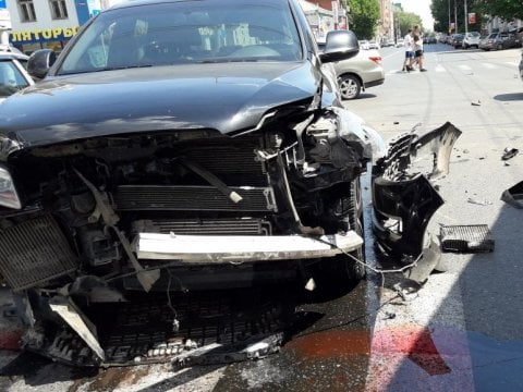 В центре Саратова элитная Audi протаранила «десятку»