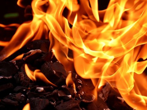Следователи проверяют причины гибели трех человек на пожаре в Ершове
