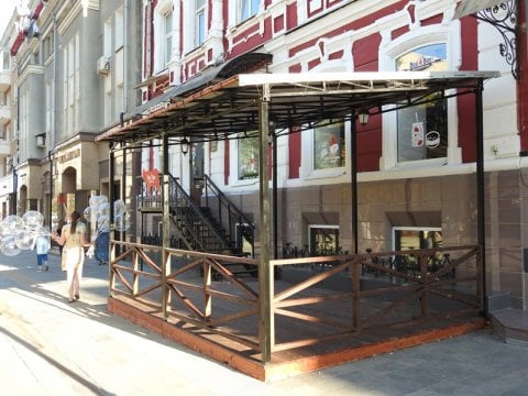 На пешеходной Волжской в Саратове строится очередное летнее кафе