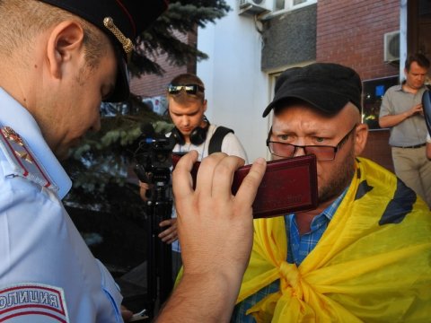 Мужчину с флагом «Открытой России» вытолкали из здания Саратовской облдумы