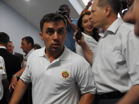 Депутат Бондаренко пожаловался на синяки после потасовки в облдуме