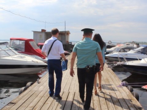 Саратовские приставы арестовали катер у задолжавшего по налогам мужчины