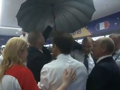 Охранник открыл зонт для Путина и в раздевалке сборной Франции