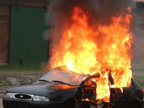 В загоревшейся машине в Клещевке пострадал человек