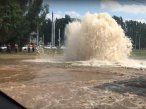 В Балакове коммунальный фонтан заливает улицу Вокзальную