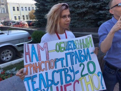 В Саратове активистка штаба Навального пикетирует облдуму 
