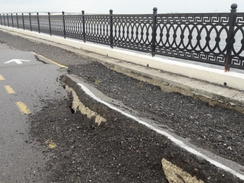 На новой набережной переворачивается асфальт