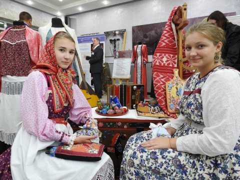 Саратовским депутатам принесли тряпичных кукол