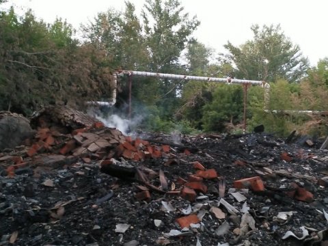 Саратовцы пожаловались на тлеющие развалины сгоревшего дома
