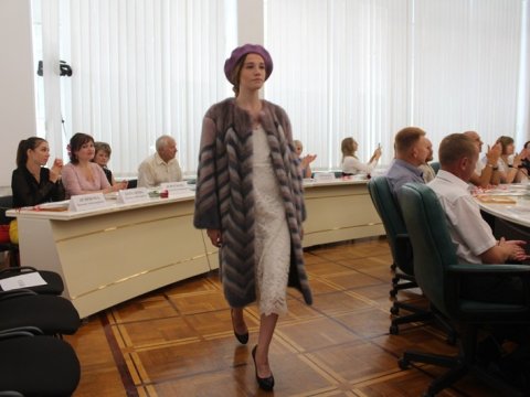В правительстве Саратовской области устроили показ мод с шампанским и розами  