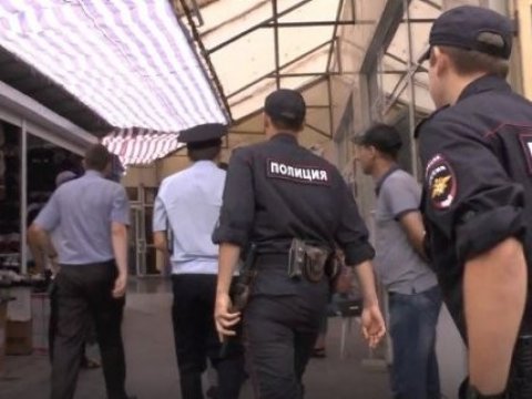 У саратовских торговцев забрали 20 бутылок контрафактного алкоголя и 1200 поддельных вещей