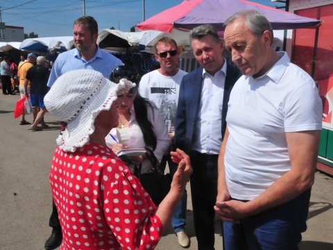 Радаев пообещал скамейки продавцам сельскохозяйственной ярмарки в Юбилейном