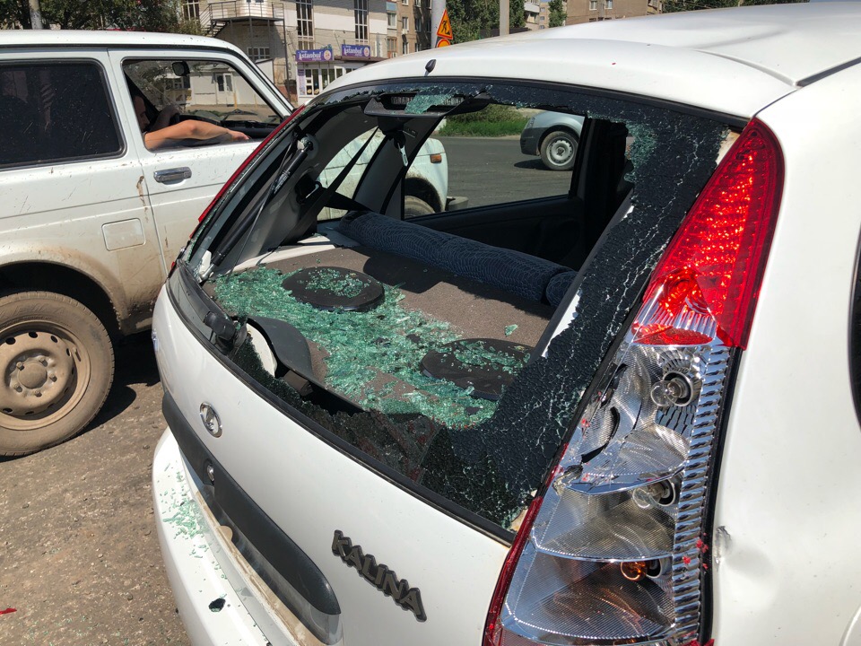 Водитель Escalade разбил все стекла в «Калине» после ДТП в Энгельсе