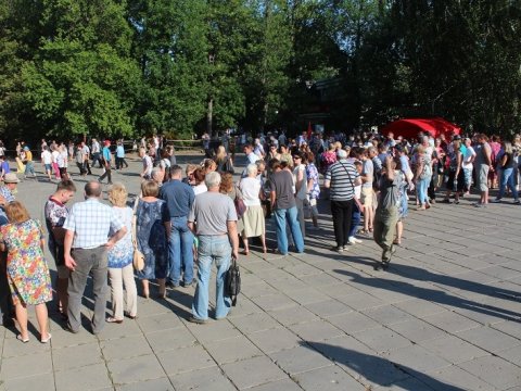 В Саратове люди выстраиваются в очереди, чтобы подписаться против пенсионной реформы