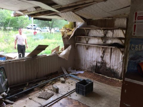 Приставы снесли незаконную постройку под магазин в Саратове