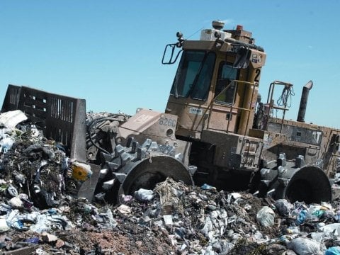 Вольское предприятие наказали за отсутствие у водителей умения перевозить мусор