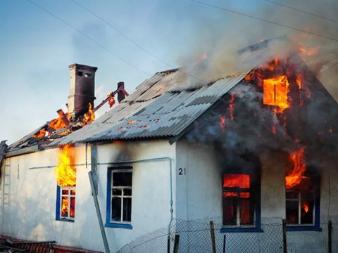 В загоревшемся частном доме в Терновке пострадал человек