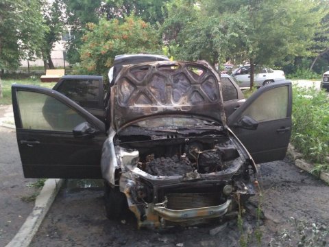 Машину саратовского блогера сожгли после угроз агрессивного водителя Escalade