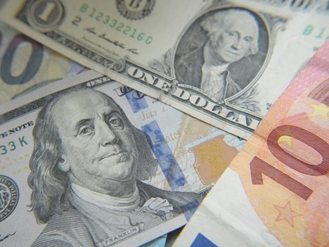 ЦБ РФ: В пятницу курсы доллара и евро вырастут почти на три рубля