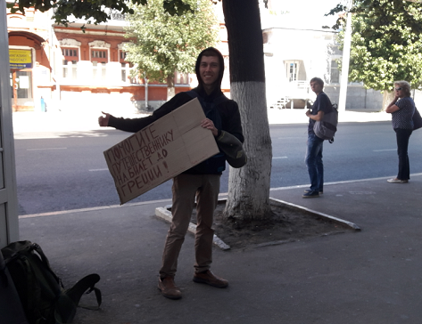 В центре Саратова путешественник собирает пожертвования на билет в Грецию