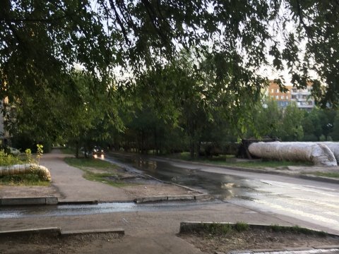 В Ленинском районе третий день затоплена проезжая часть