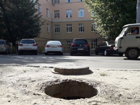 Возле двух школ в Саратове обнаружены открытые люки