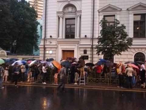 В Москве под проливным дождем проходит «Марш матерей»