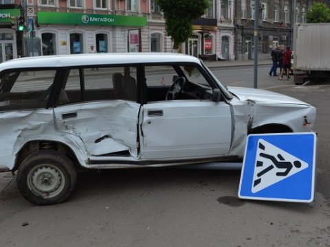 От действий нарушителей ПДД в Саратовской области пострадали юноша и пенсионер