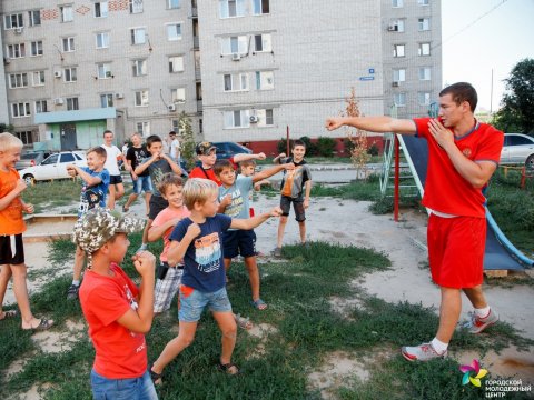 Детей из Заводского района во дворе учили держать удар