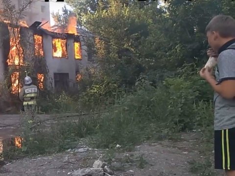 В Заводском районе четыре часа горел расселенный дом