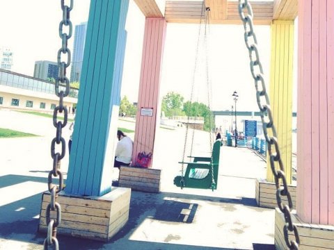 На саратовской набережной восстановили качели для взрослых