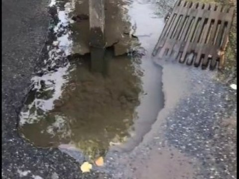 Из-за коммунальной аварии на 2-й Дачной в асфальте образовалась промоина