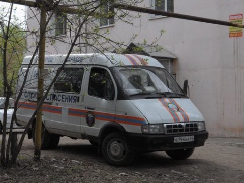 Cпасатели выручили застрявшего между лавкой и стеной саратовца