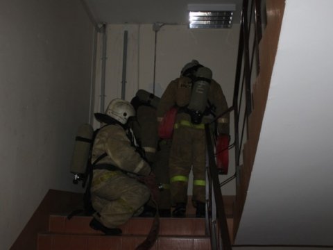 Ночью в Саратове эвакуировали детей и взрослых из горящей девятиэтажки