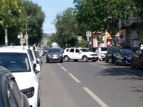 Столкнувшиеся иномарки парализовали движение в центре Саратова