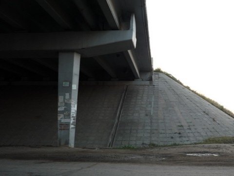 Утром водитель протаранил опору моста у 3-й Дачной