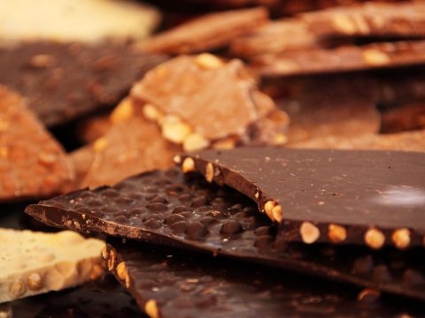 Из саратовского магазина двое грабителей вынесли 93 плитки шоколада