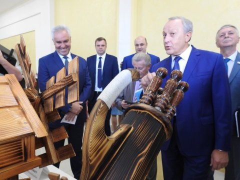 Губернатор Радаев велел подчиненным покупать поделки саратовских мастеров
