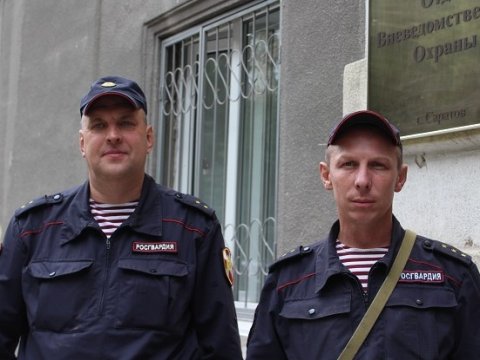 Саратовские росгвардейцы спасли из огня мужчину, лежачую пенсионерку и собаку