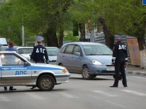 В Вольске инспекторов ДПС оштрафовали на полмиллиона за обман водителя