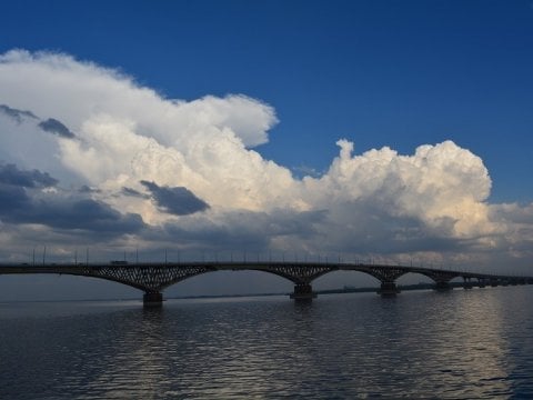 По пути к месту поисков лодочника саратовские спасатели вытащили из Волги двух утопающих