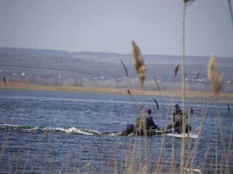 В Хвалынском районе спасатели помогли двум рыбакам добраться до берега