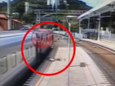СМИ: Проводник поезда Саратов-Адлер на ходу выбросил пассажирку из поезда