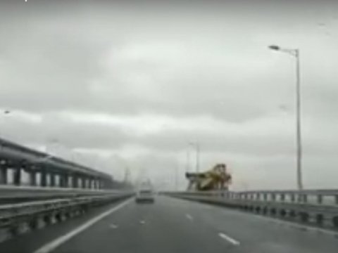 Плавучий кран врезался в опору Крымского моста. Видео