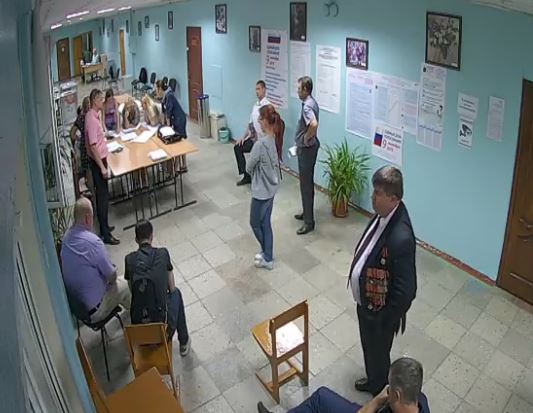 Выборы. На участке №110 в Саратове члены комиссии уехали в ТИК, не досчитав бюллетени