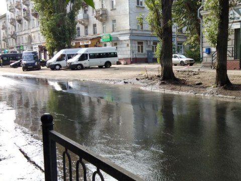Аллея вдоль проспекта 50 лет Октября залита водой уже две недели