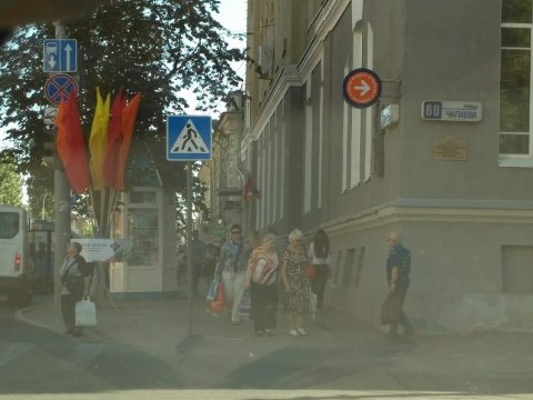 Расставленные в центре Саратова флаги загораживают водителям дорожные знаки